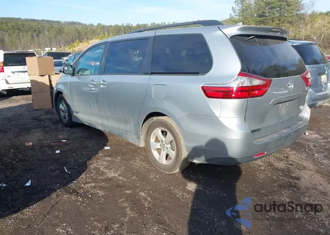 2019 Toyota Sienna Le 8 Passenger z USA, uszkodzony, nr VIN 5TDKZ3DC3KS009554